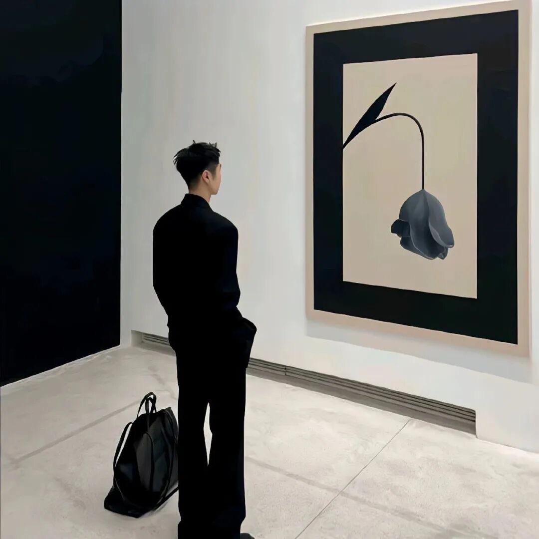 捧着iii花的男人