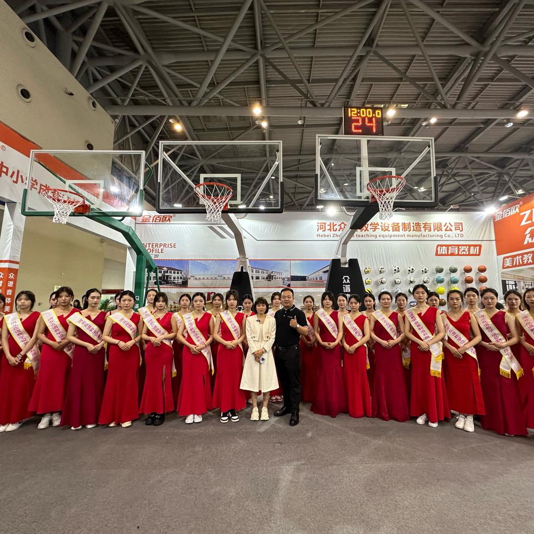 李聪、金佰欧/众谱音体美/教育装备