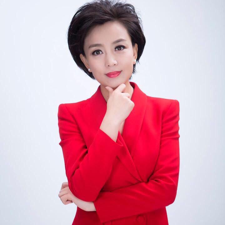 主持人贾亚楠