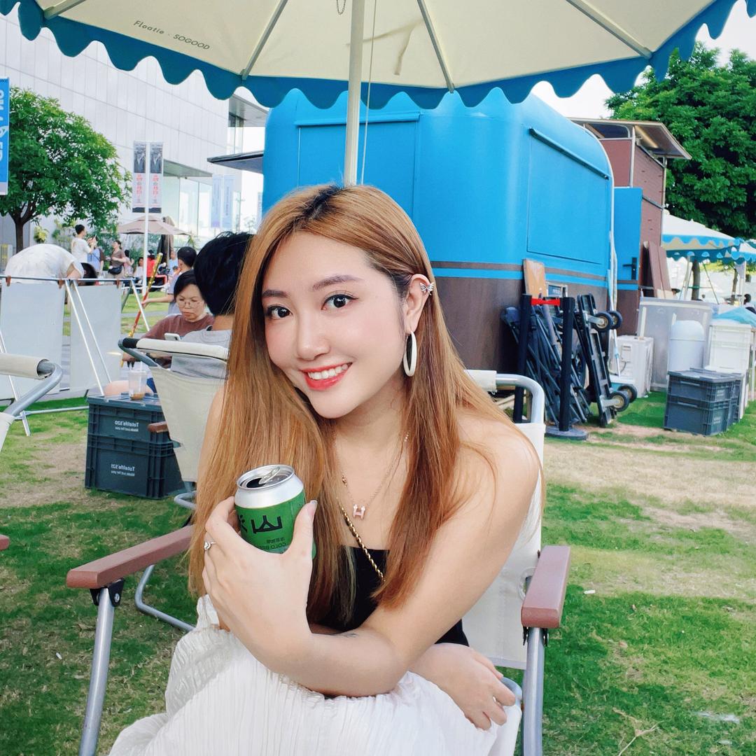 双脚开车的阿丽