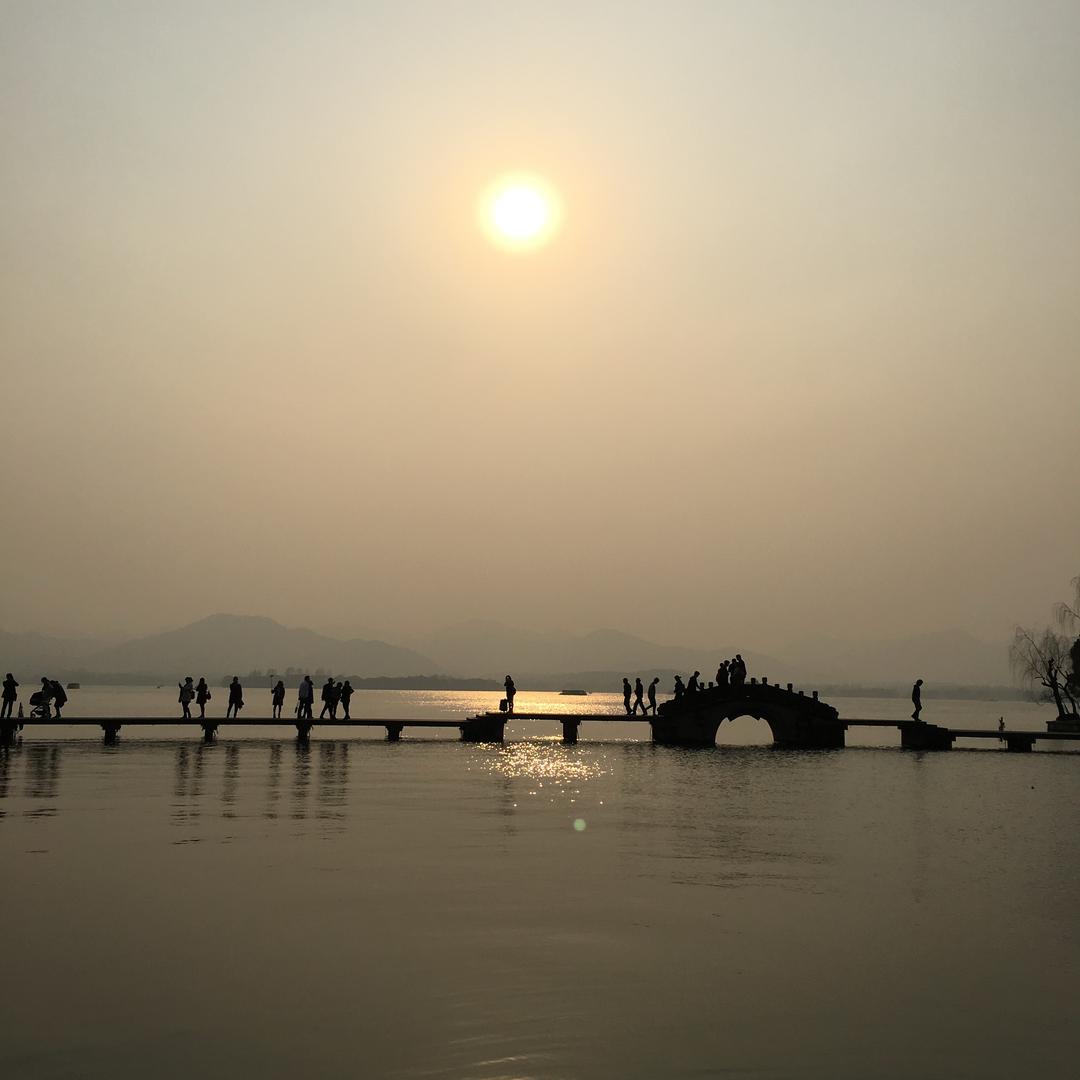 屋顶上的观景人