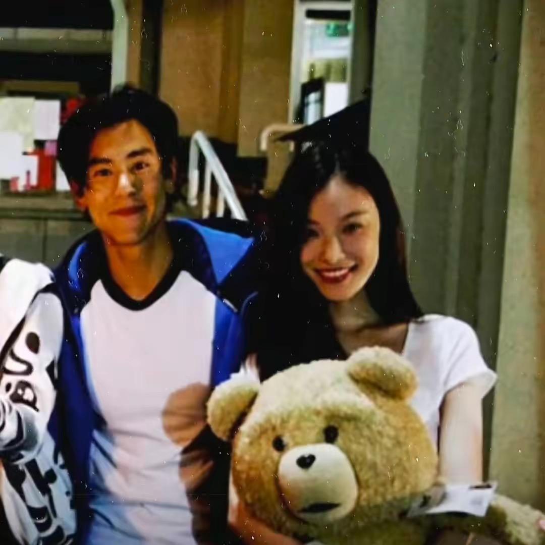 背绿书包的帅小子