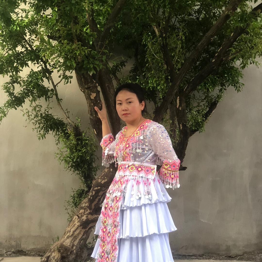 苗族母女的农家小院