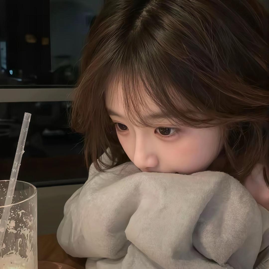 坐在超大别墅哭泣的公主