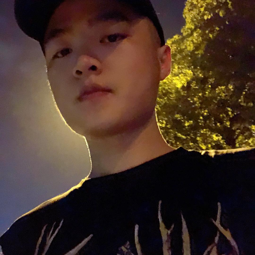 她微笑时很美。