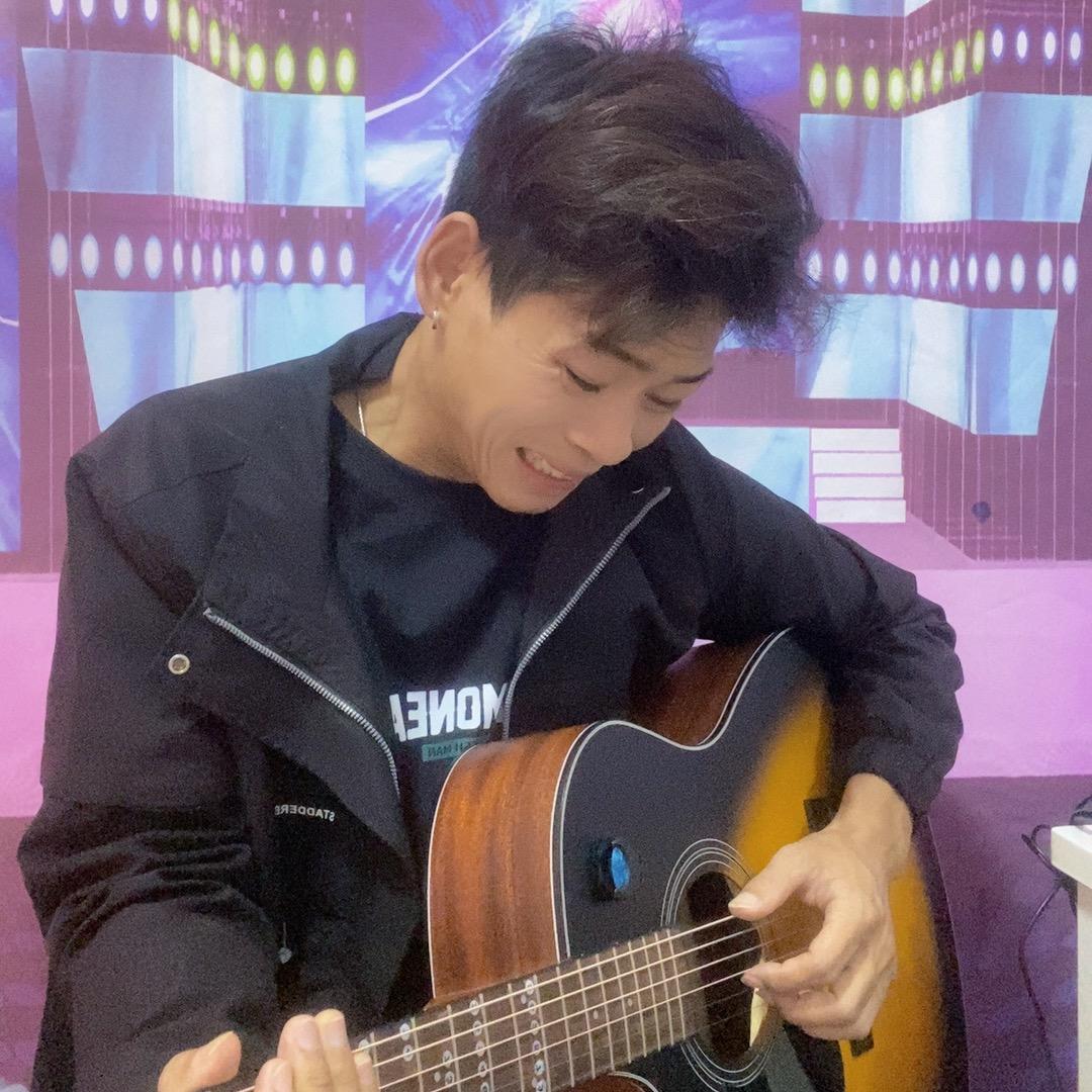 一个学弹琴🎸的包谷
