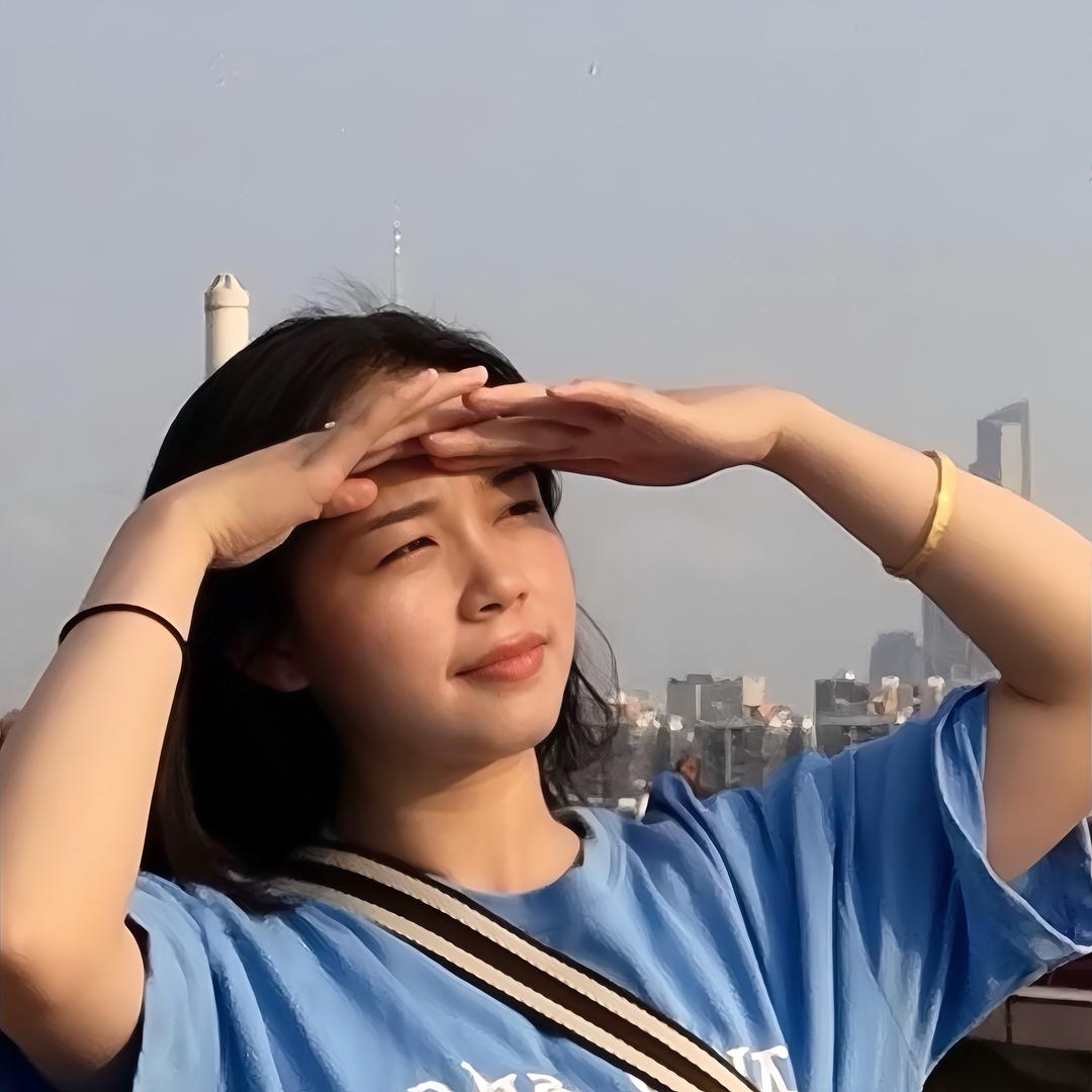 卢卢在踩缝纫机