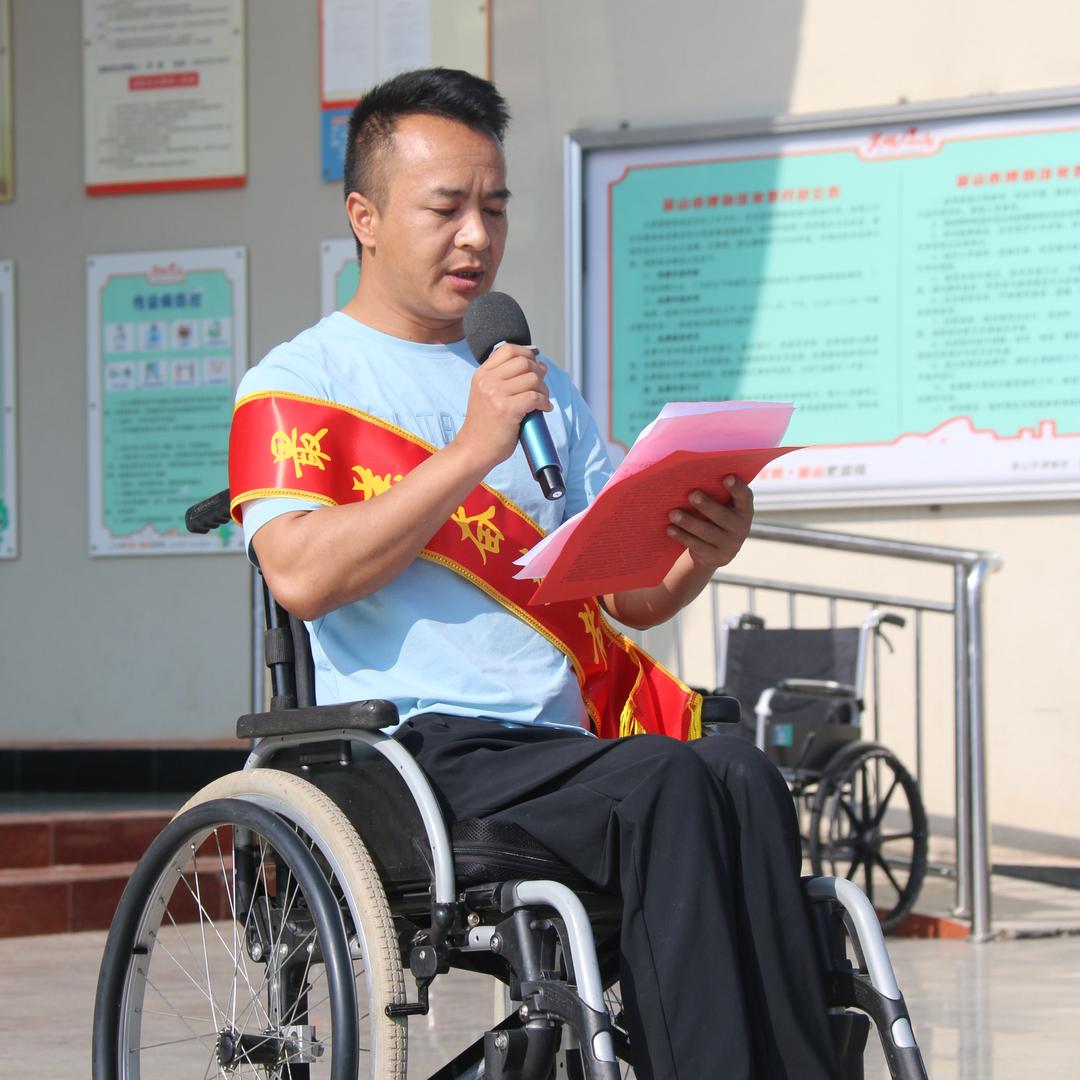 轮椅上的“鸡司令”