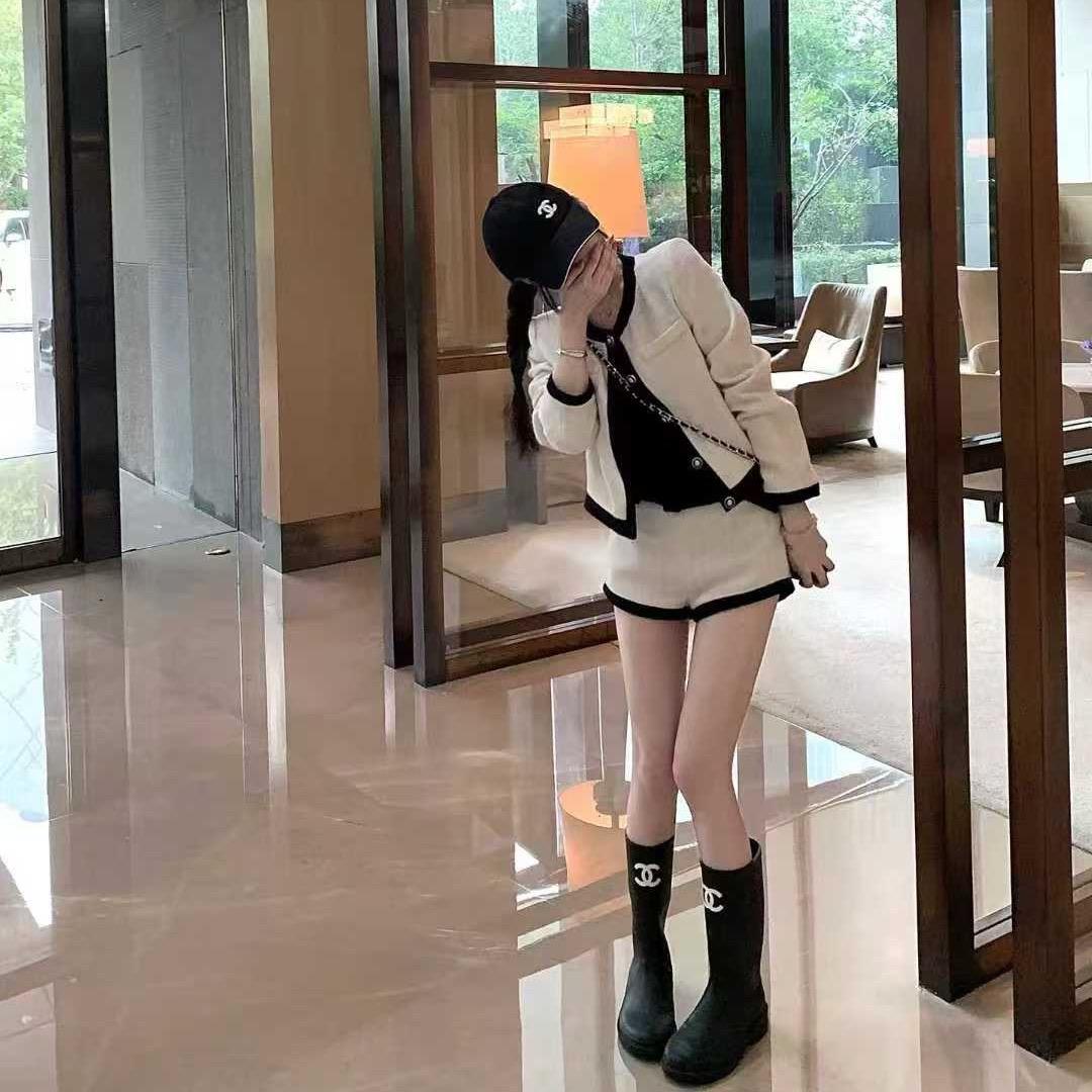 - 卖衣服的杨小姐