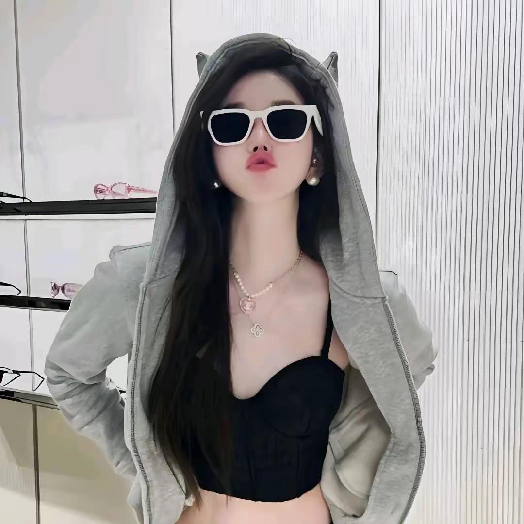 我见青山多妩媚