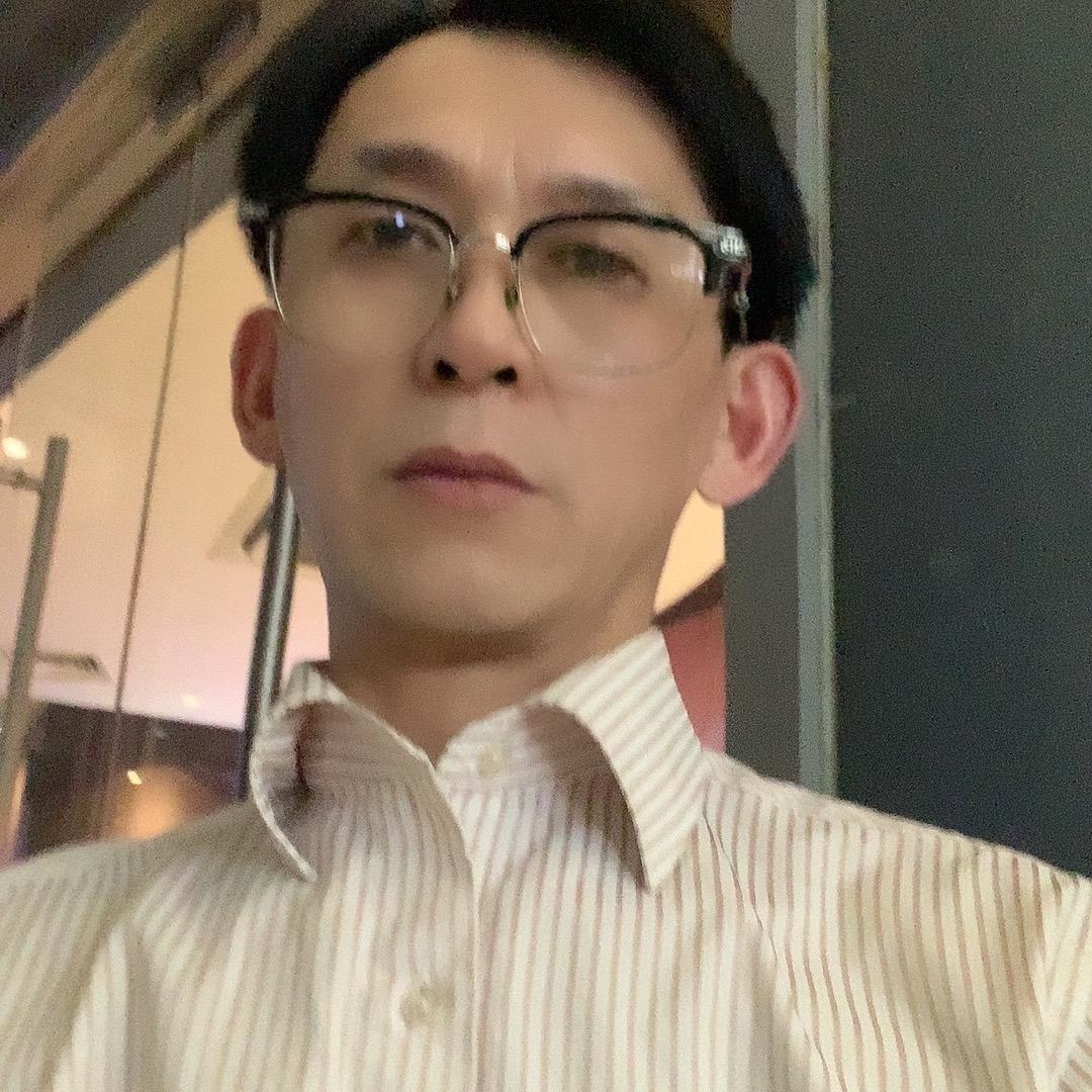 我站在原地等你出现。