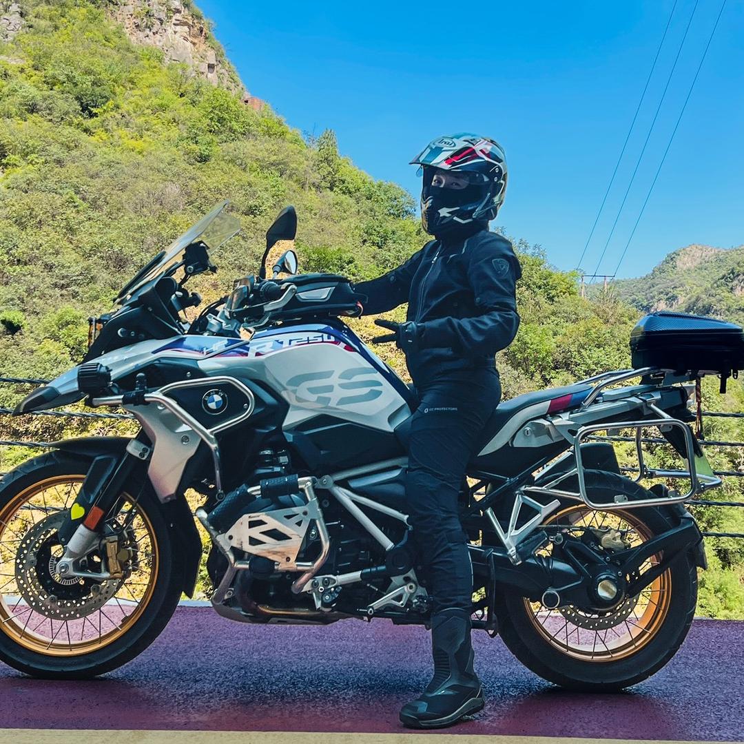 骑拉力的林太太