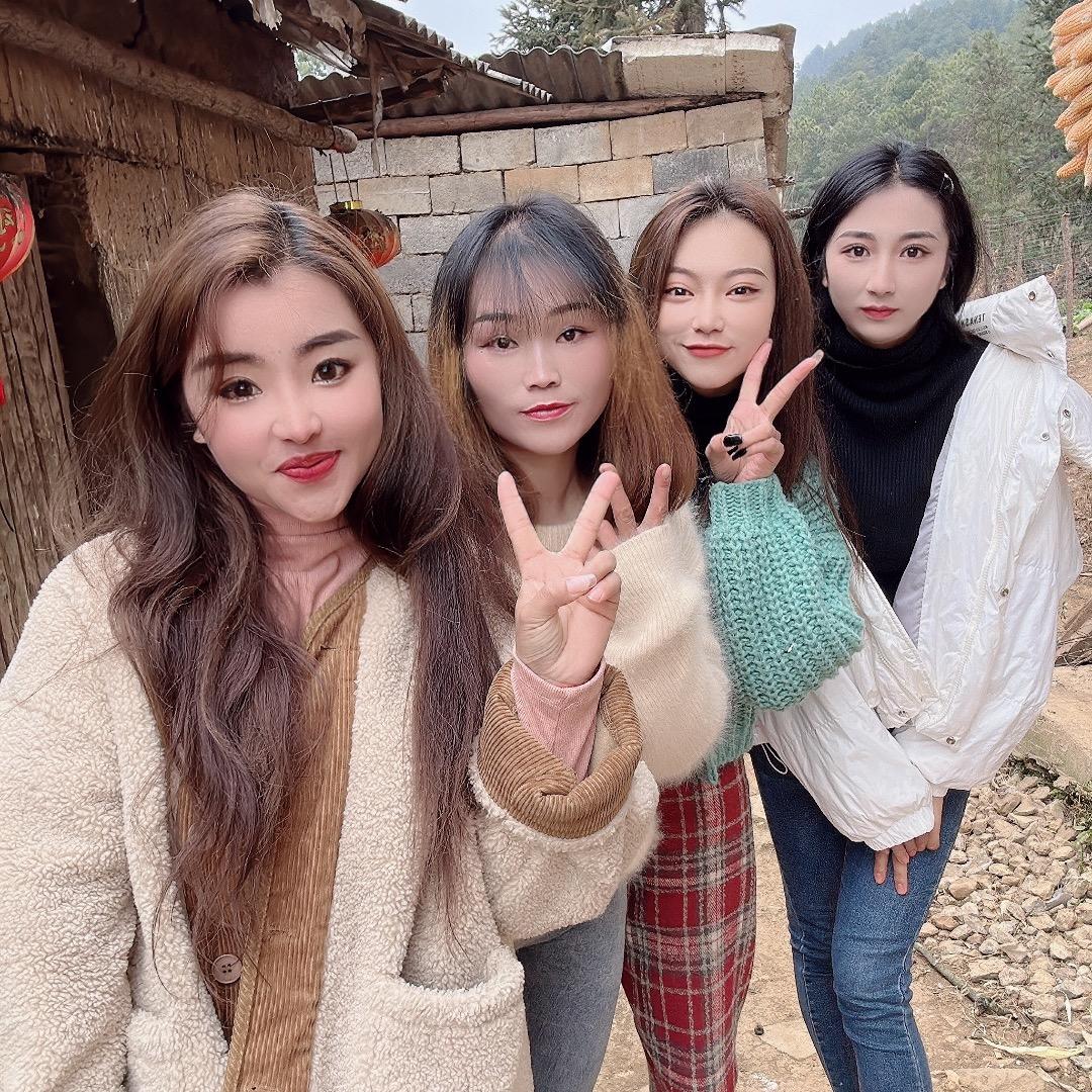 👧🏻👧🏻👧🏻
