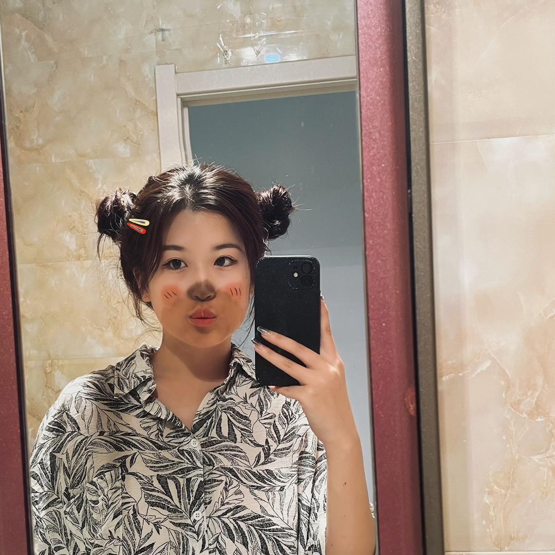 崔崔.