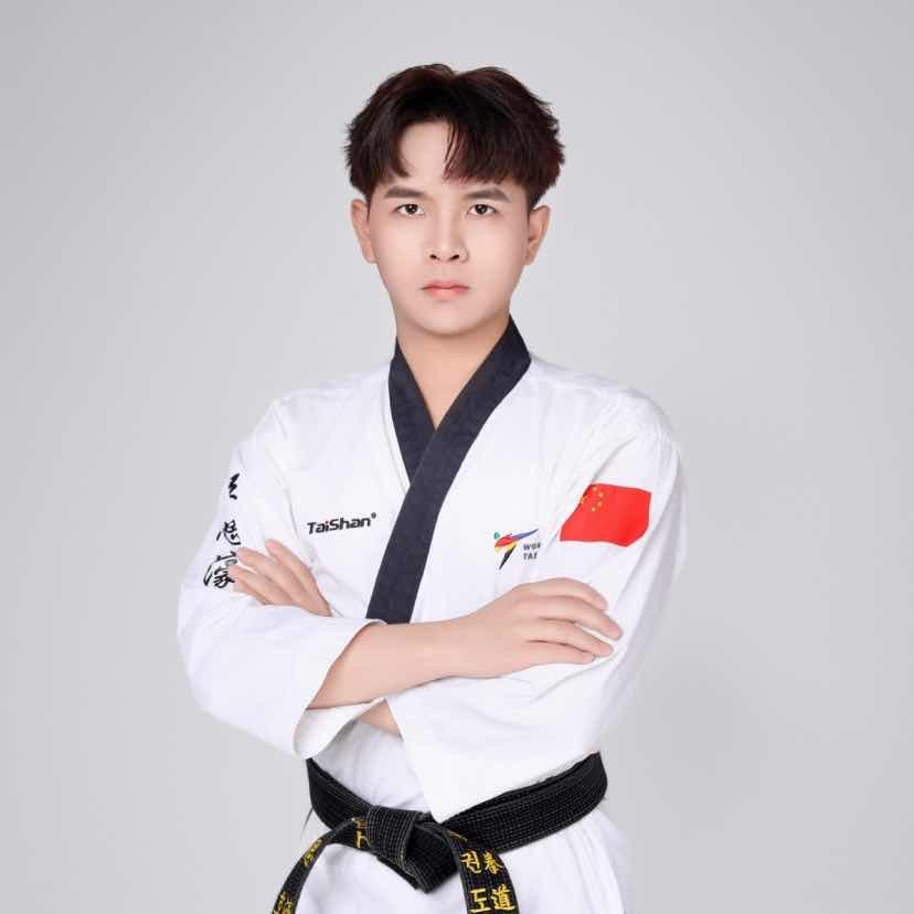 云浮教跆拳道的伍教练