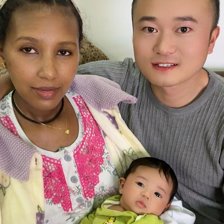 佳一和雅迪斯在非洲