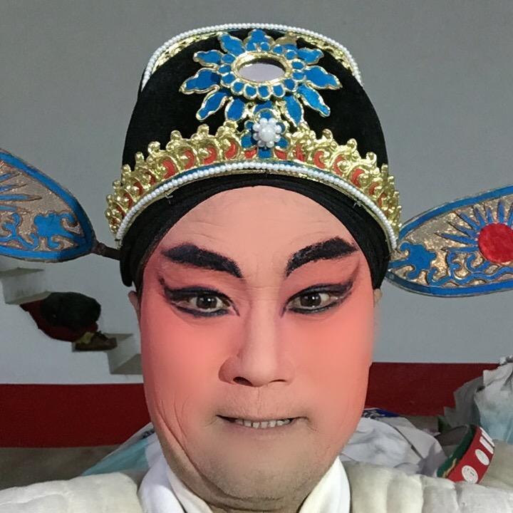 丁宪军，展示蒲剧帽翅技巧。