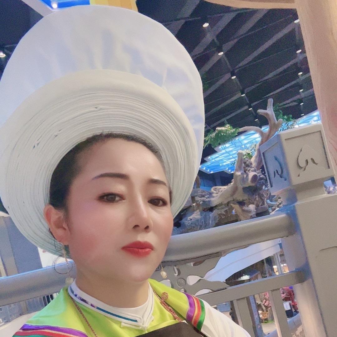 阳光水乡(布依服饰、花边、丝绸缎)