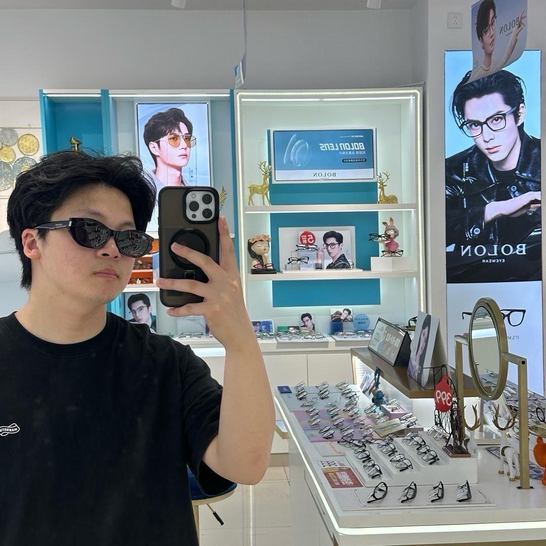 义乌吾悦丹阳眼镜小哥