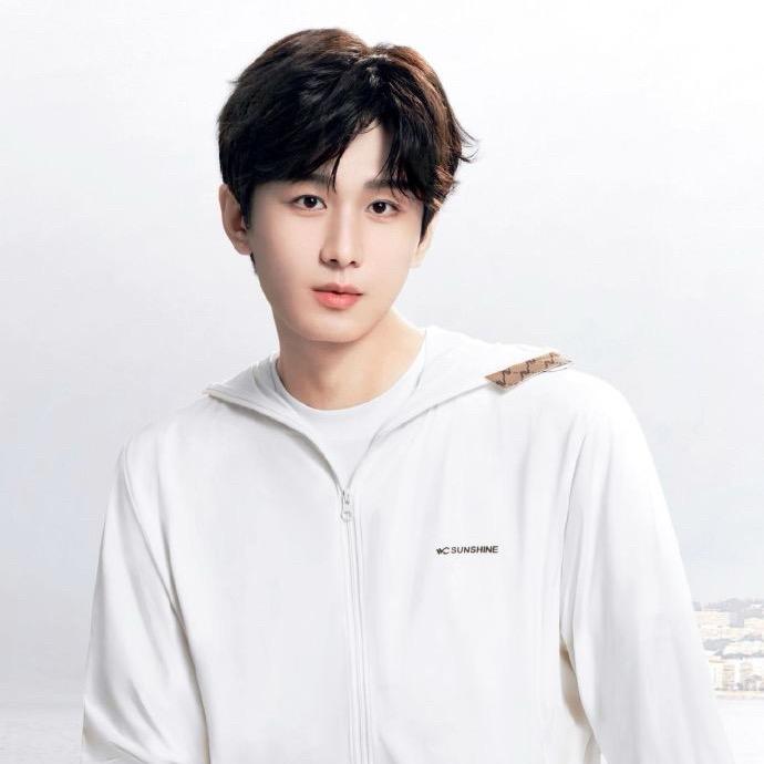 石浦千里挑衣女装