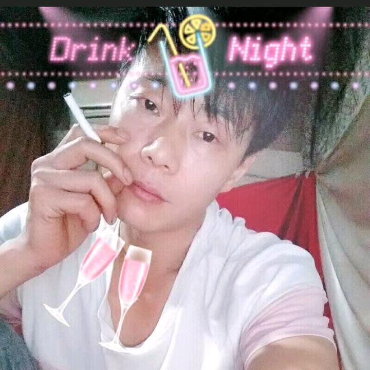 姑娘给哥一个吻