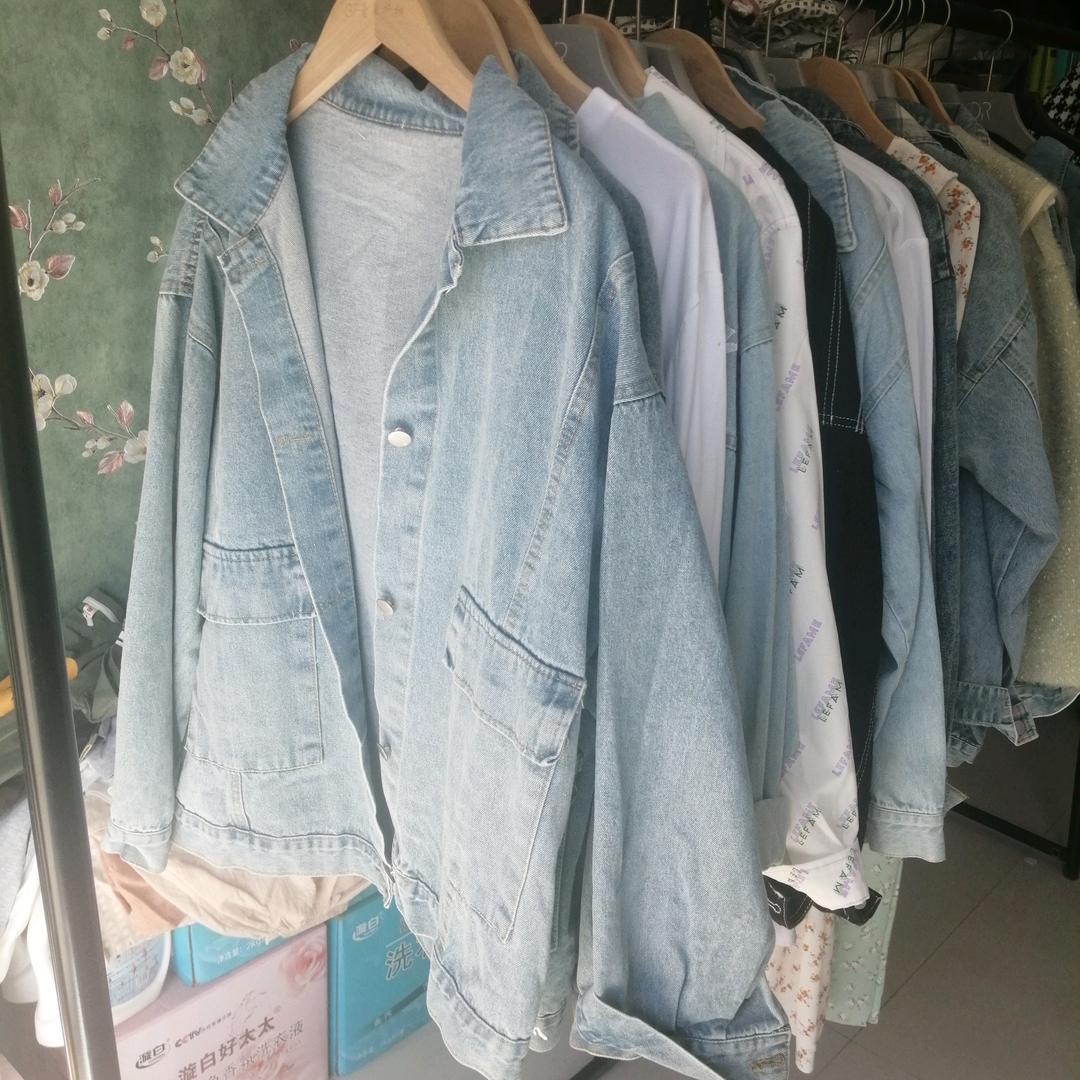买衣服的小姐姐