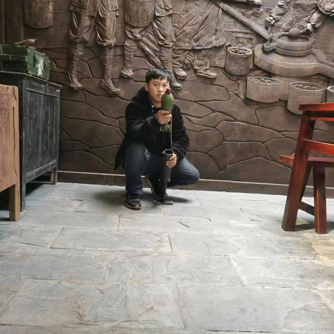 工地小哥。单身