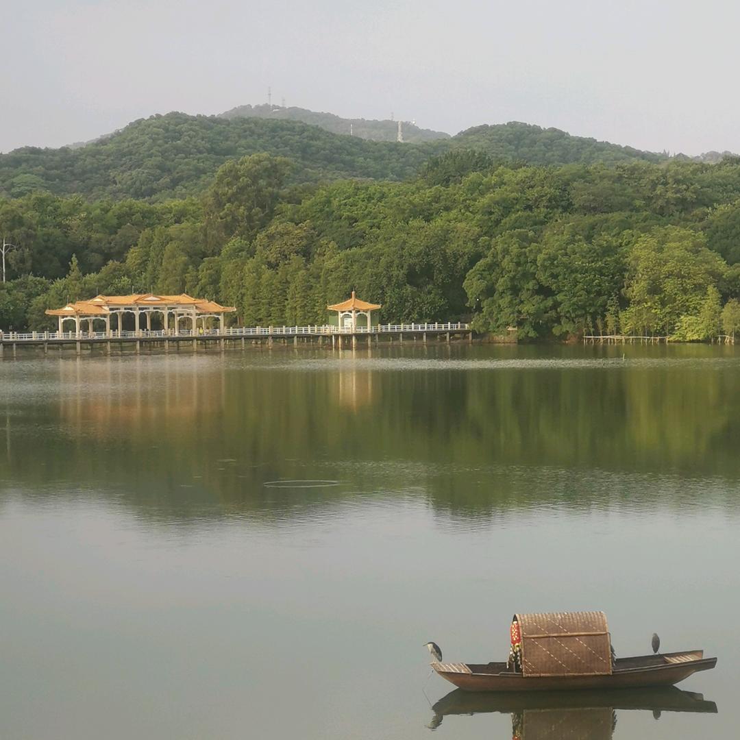 伊敦湖秋夏