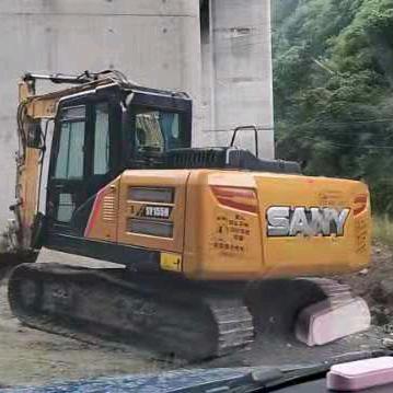 开挖挖机的闫