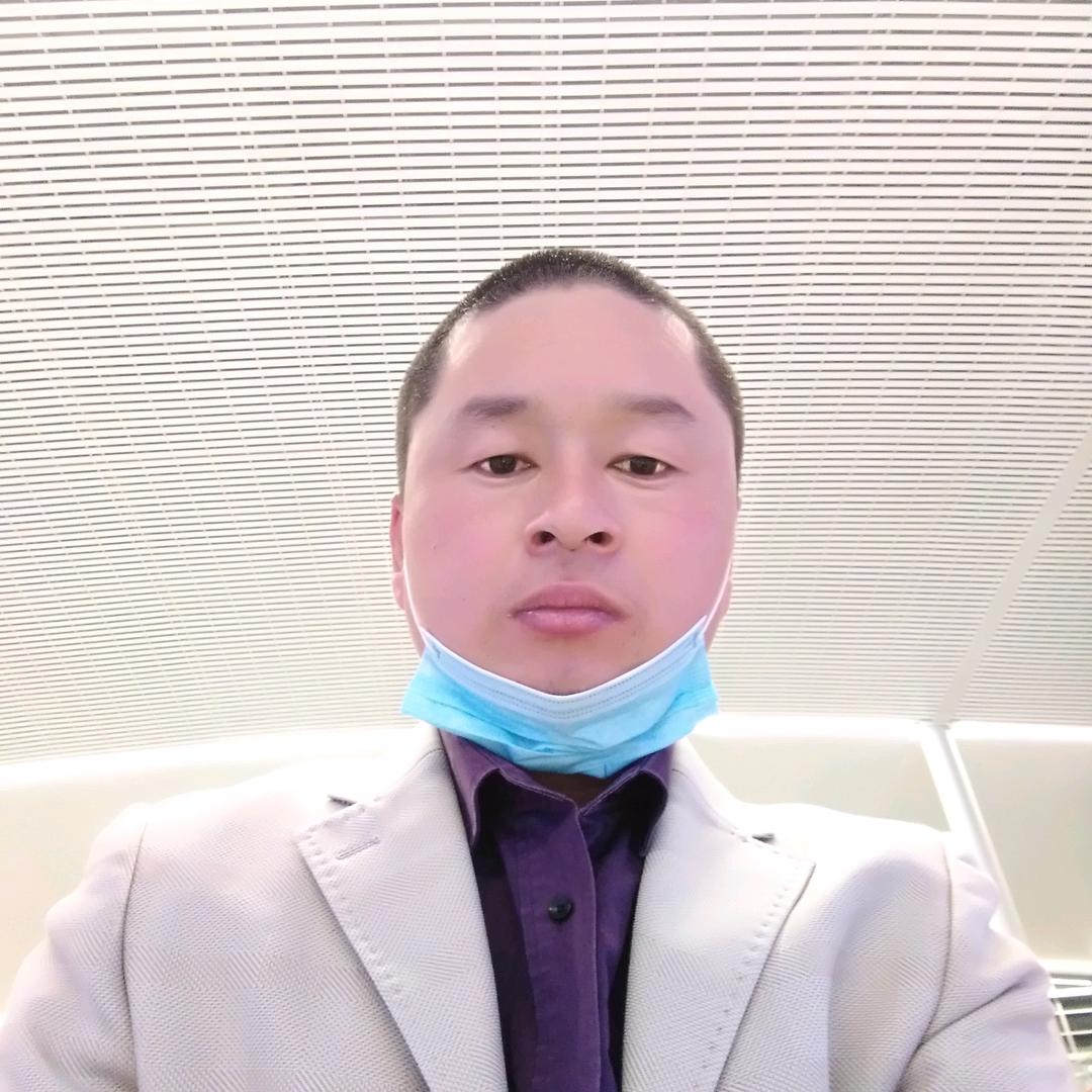 看见我就笑
