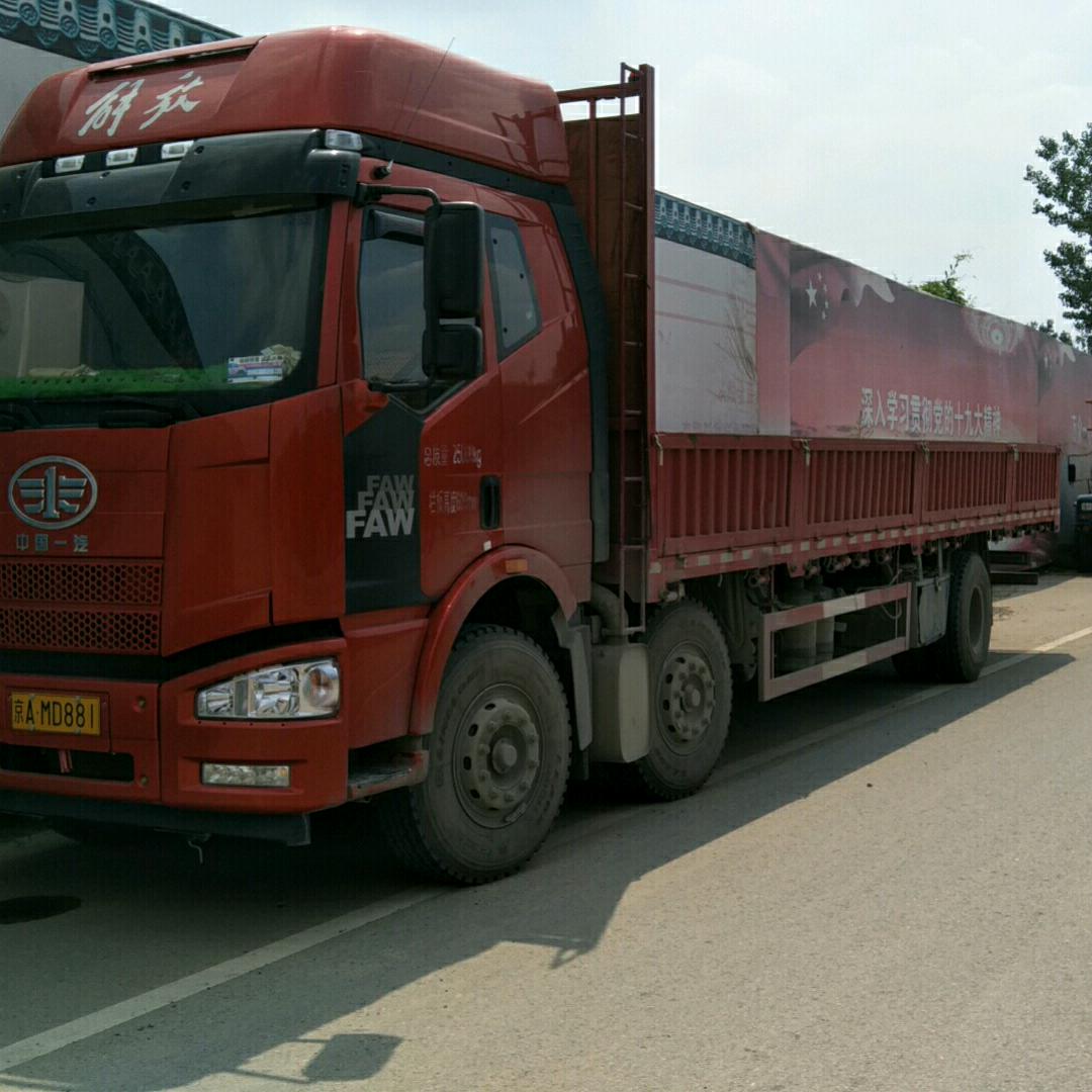 开大货车的猴子