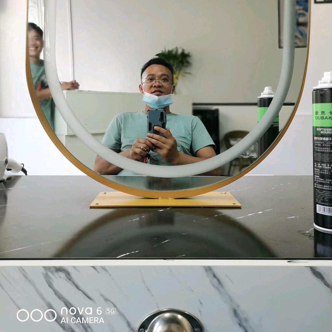 流浪的歌手放下了心爱的吉他