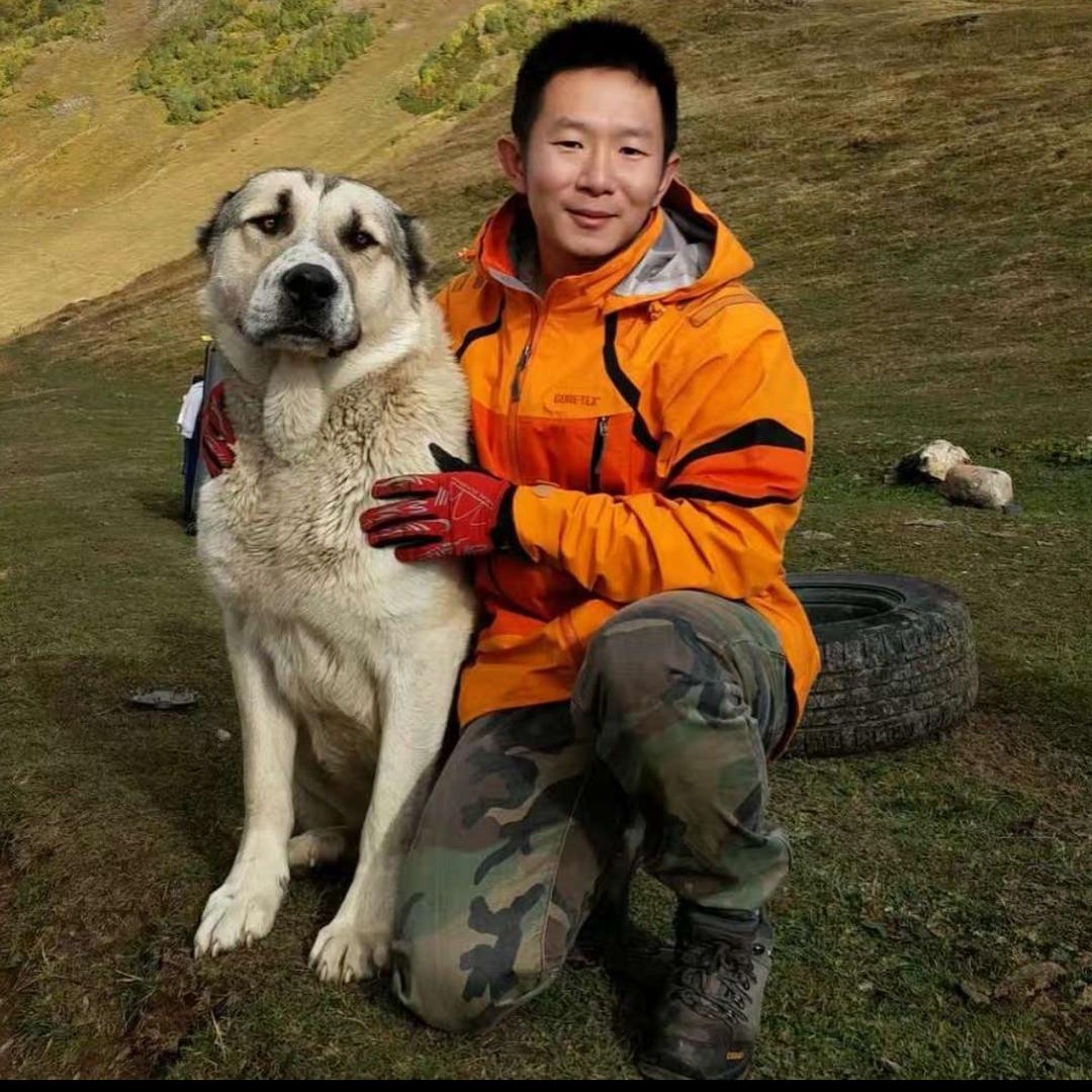 单眼皮在路上