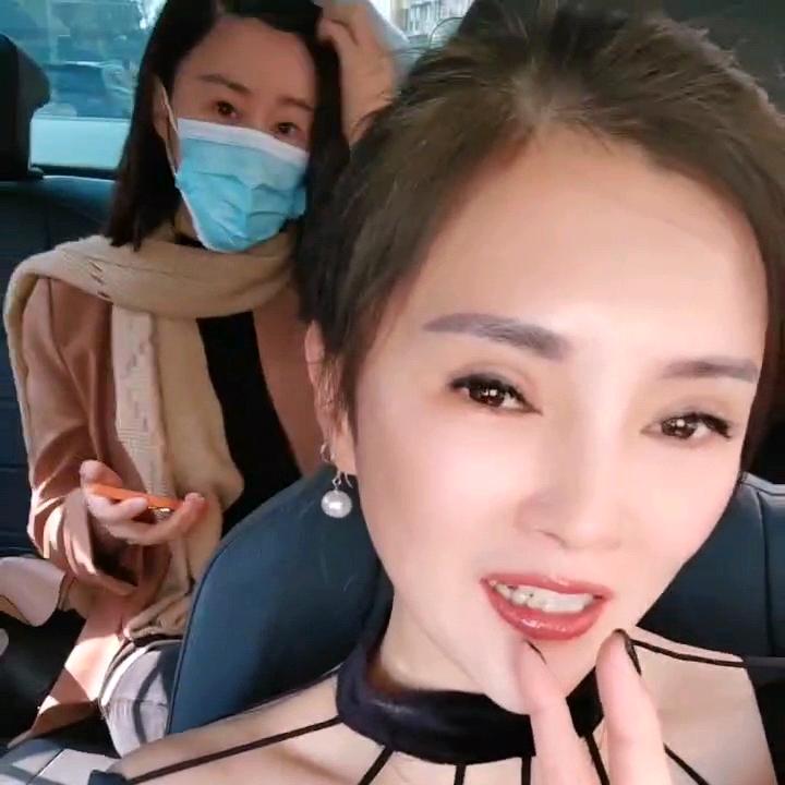 徘徊路上的女人