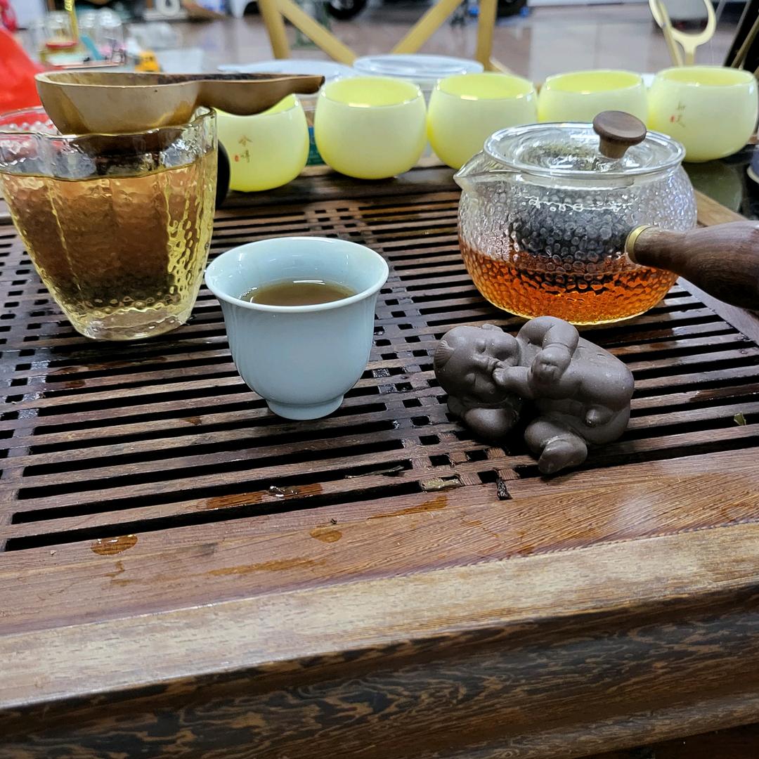 收生蚝的小老头