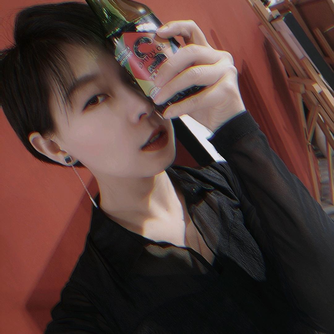杨梓品酒