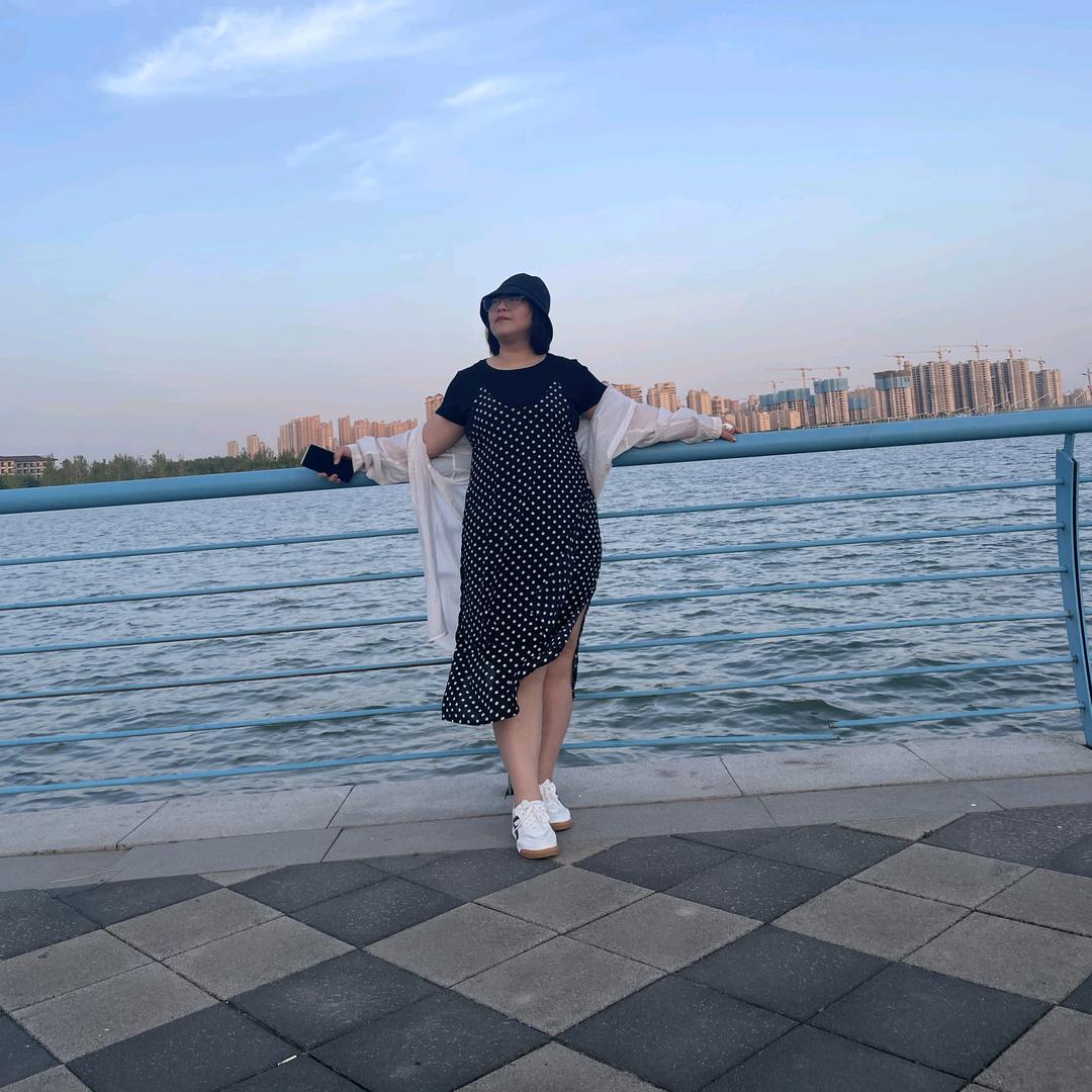 🌺张  红