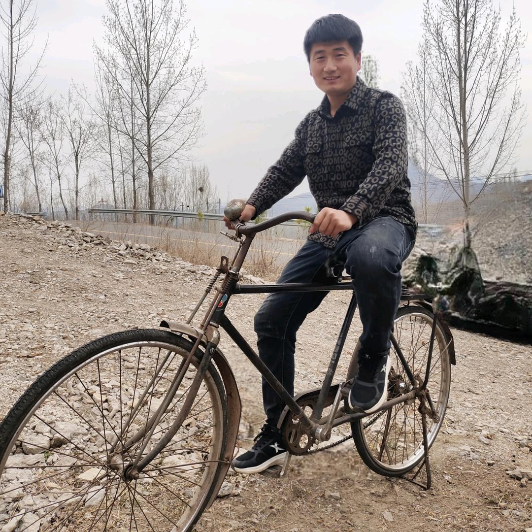 山蒙野马村干部助农