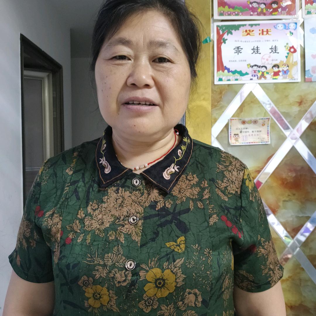 红樱树下的兰花