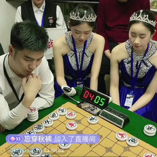 三更半夜看抖音
