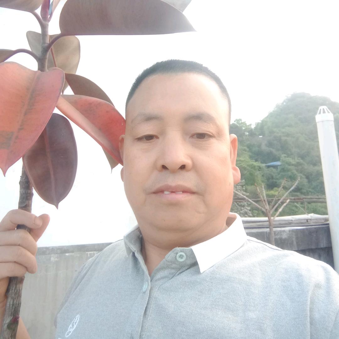 榕树装饰员工赵师专业贴砖