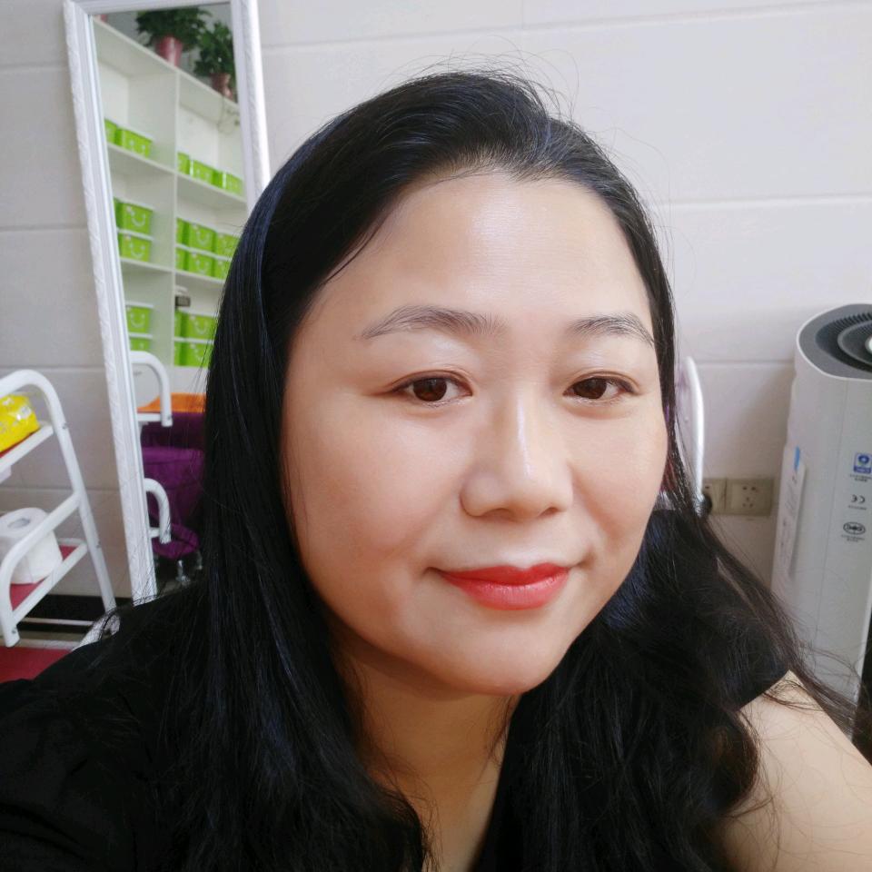 在张甸苏果超市门口卖扬州老鹅的陈姐