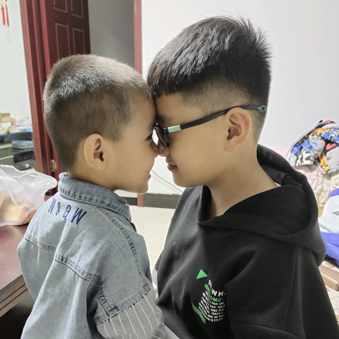 奕奕兄弟