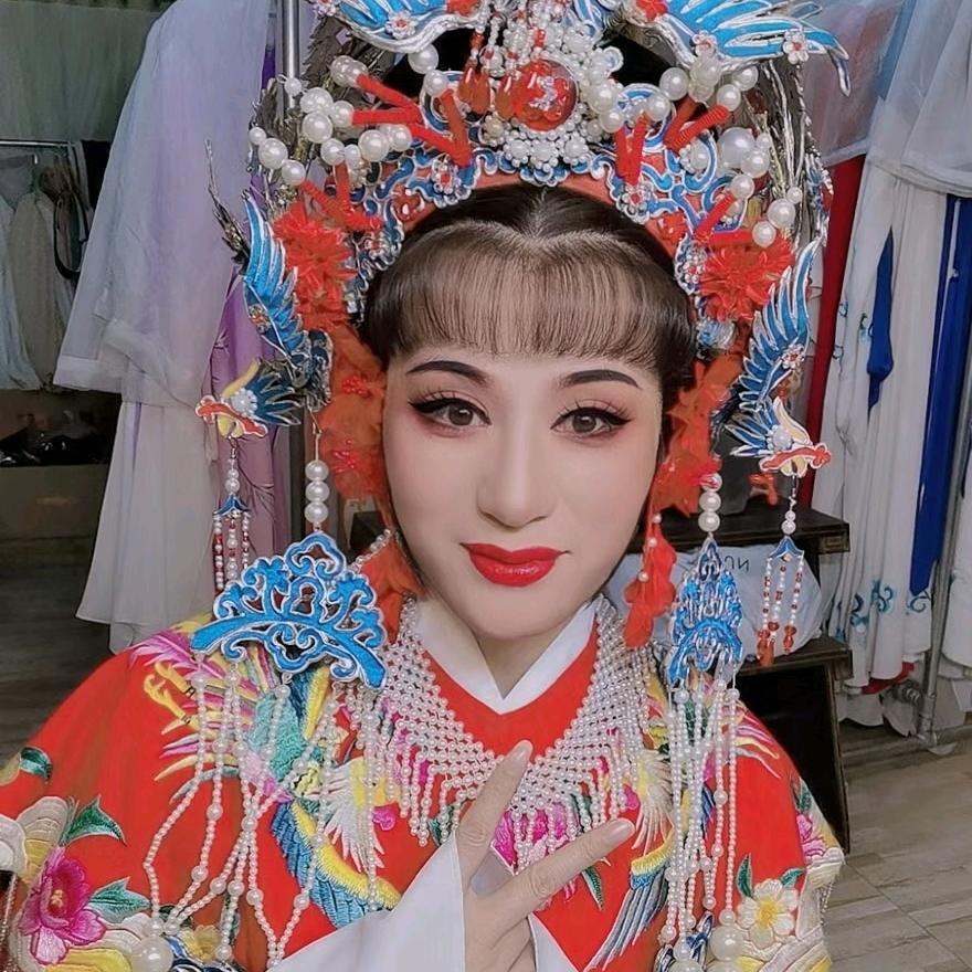 刘巧娜（宁波弘艺越剧团团长）