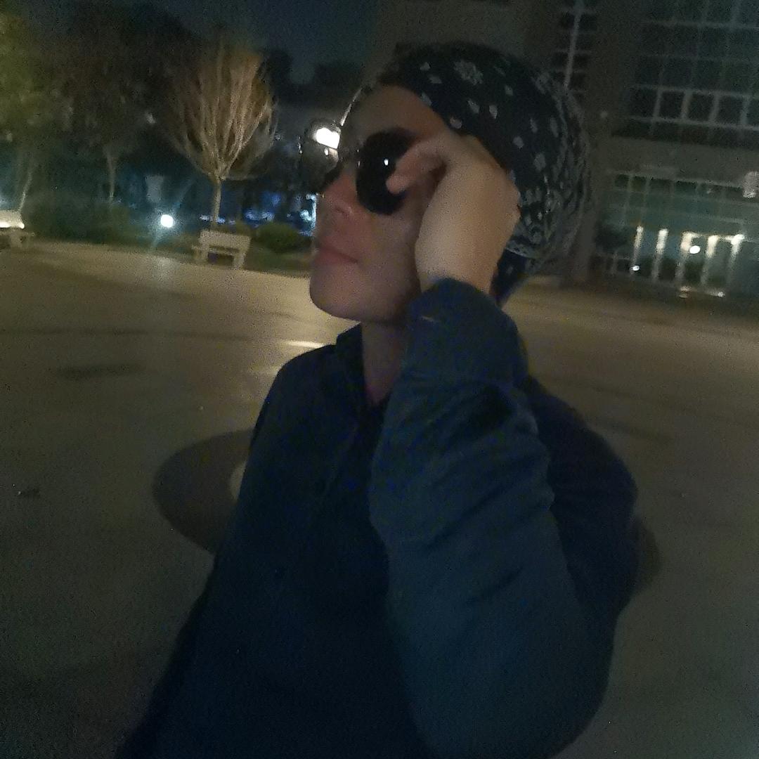 用户321268699435白衣男子