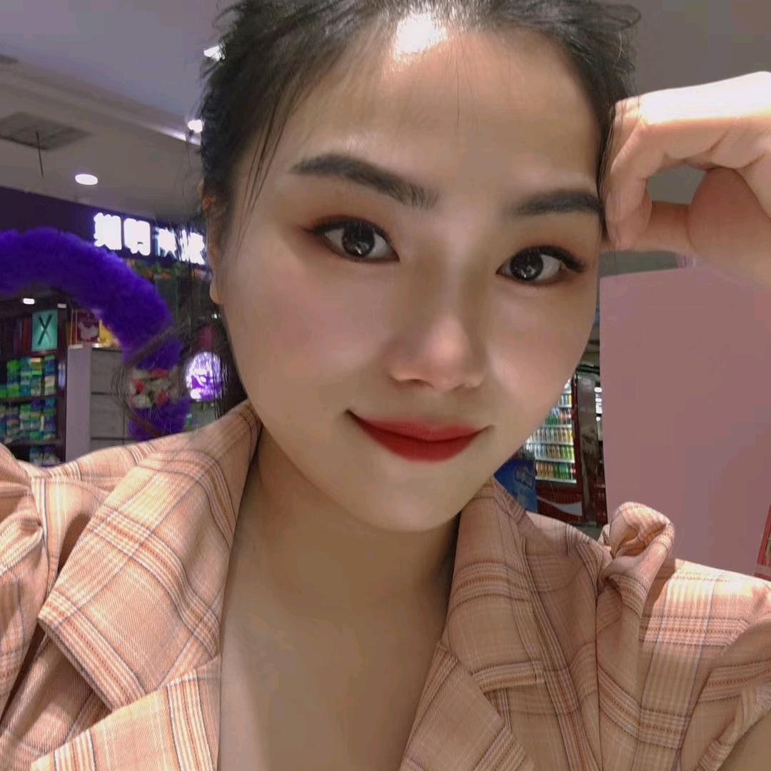 香山小男孩美甲与鲜花