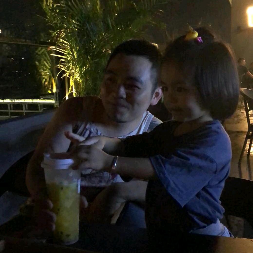 漆黑中啲萤火虫…