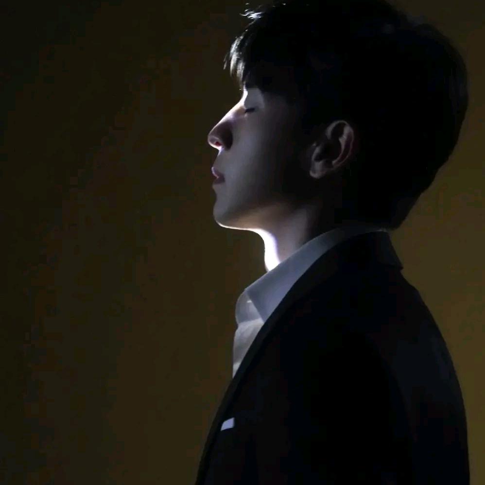 一盏黄黄旧旧的灯。