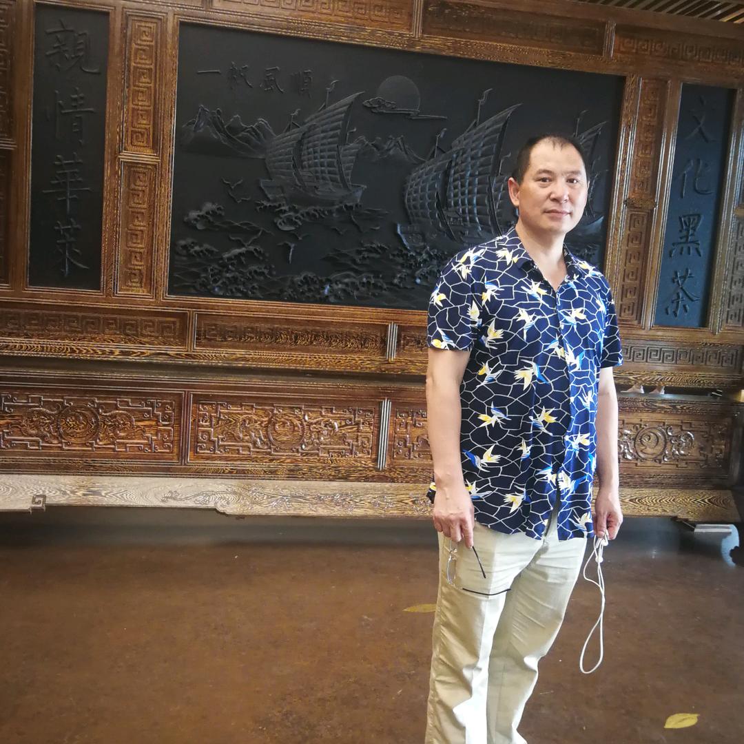 康忠建，迅康达家具城