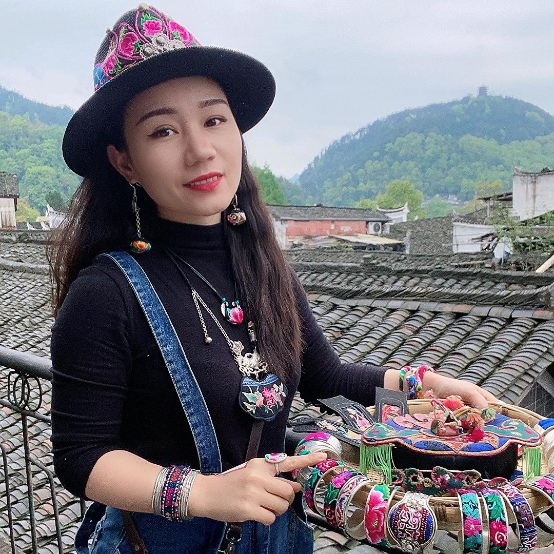 凤凰县婷子老绣服装店